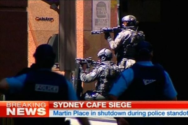 В центре Сиднея террорист более 16 часов удерживал заложников
