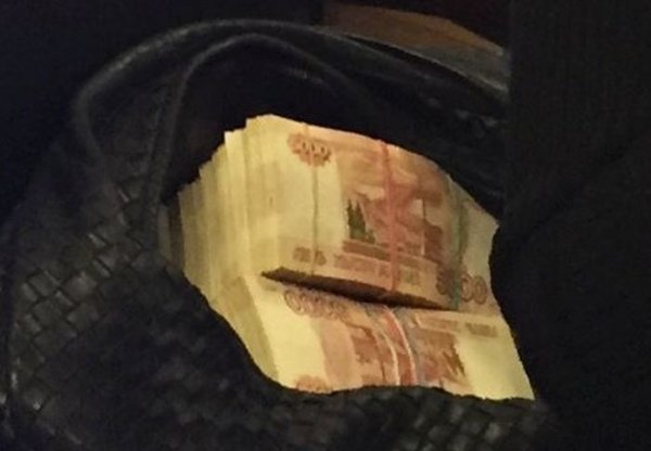 В администрации президента сфотографирована сумка с деньгами