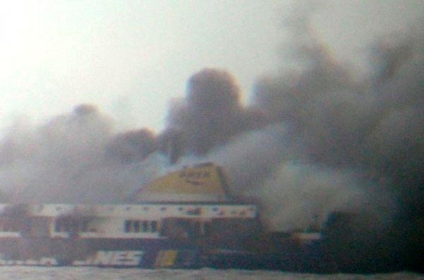 В Адриатическом море спасают пассажиров горящего парома