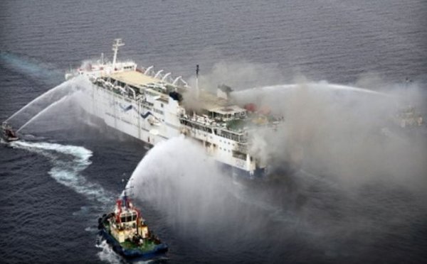 В Адриатическом море спасают пассажиров горящего парома