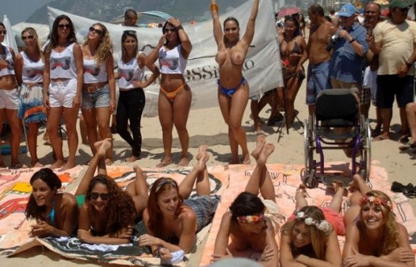 Бразильянки в Рио-де-Жанейро оголили грудь в знак протеста. НЮ