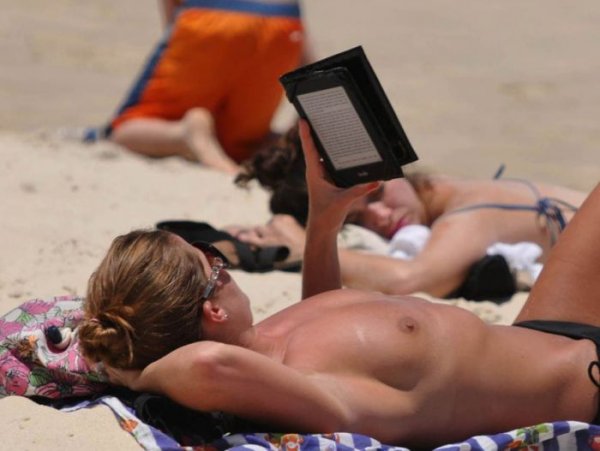 Бразильянки в Рио-де-Жанейро оголили грудь в знак протеста. НЮ