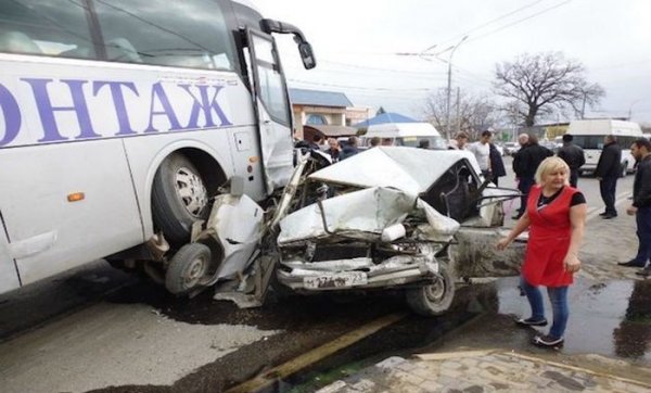 Под Новороссийском в массовом ДТП столкнулись 15 транспортных средств
