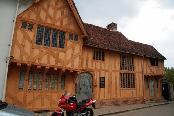 Кривая архитектура английской деревни Лавенхэм