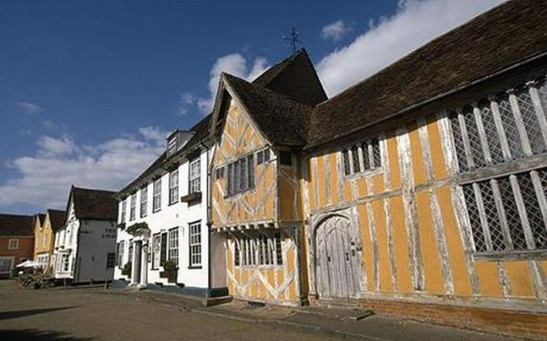 Кривая архитектура английской деревни Лавенхэм