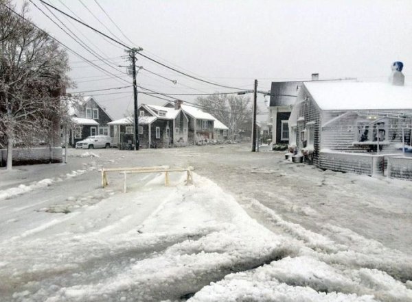 В Новой Англии, США, устраняют последствия сильной снежной бури и наводнения