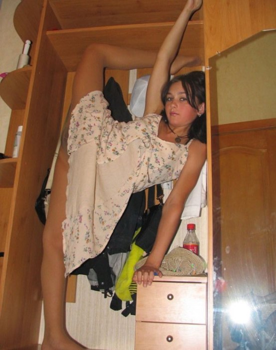 Девушка устроила акробатический фотосет в собственной квартире