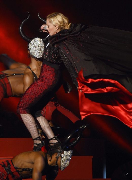 Во время выступления на церемонии Brit Awards Мадонна упала со сцены