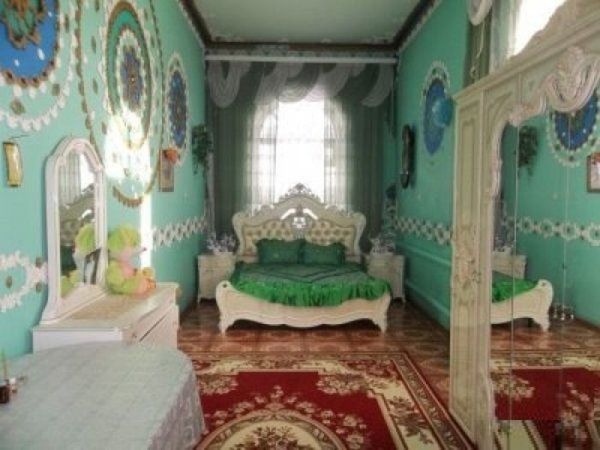В Екатеринбурге продается роскошный цыганский особняк