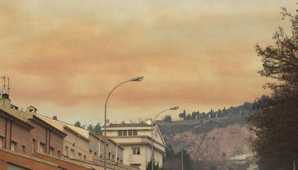 Пять городов Каталонии окутало токсичное оранжевое облако