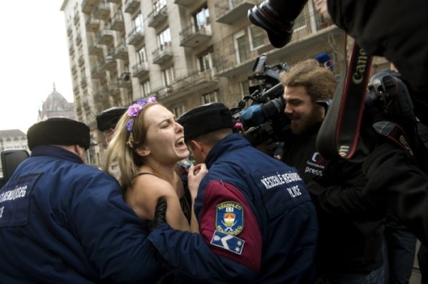 В Будапеште активистка Femen обнажилась в знак протеста против политики Путина