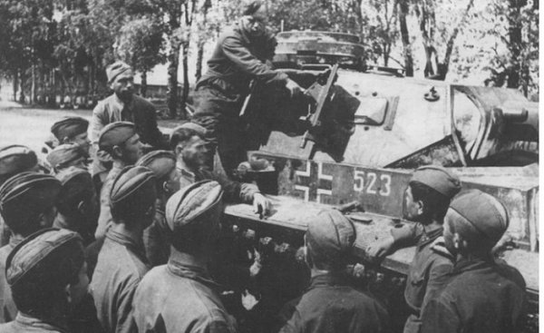 Трофейная военная техника в руках бойцов Красной армии