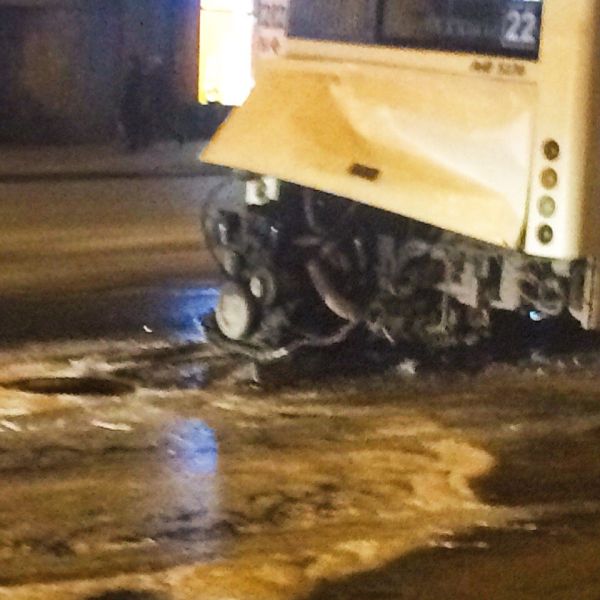 В Ростове-на-Дону из городского автобуса вывалился и загорелся мотор