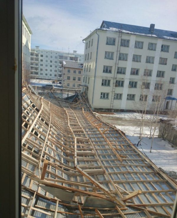 В Якутске устраняют последствия сильного ветра