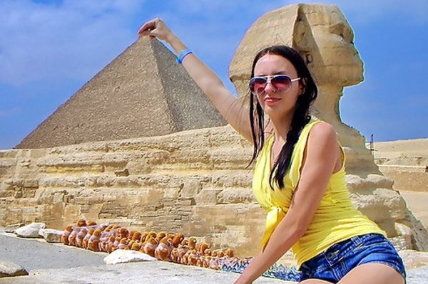 Эротический видеоролик на фоне египетских пирамид стал причиной громкого скандала. НЮ