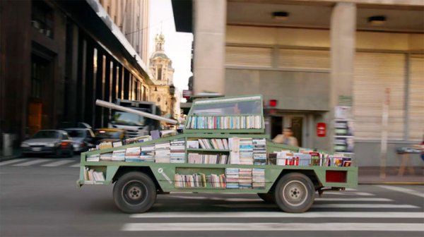 Книжный танк на улицах Буэнос-Айреса