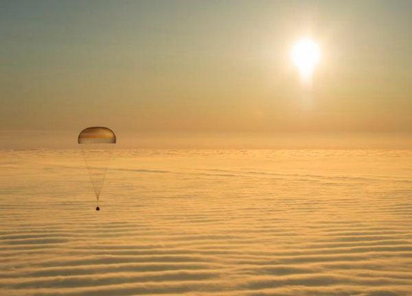 В казахстанской степи приземлились космонавты МКС
