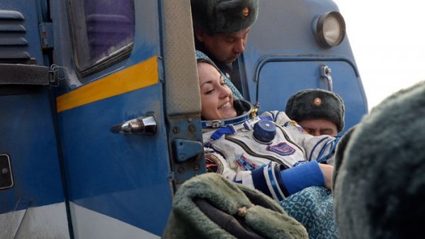 В казахстанской степи приземлились космонавты МКС