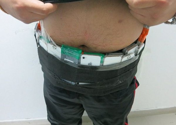 В Китае задержан контрабандист, пытавшийся провезти 146 смартфонов, примотанных к своему телу