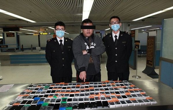В Китае задержан контрабандист, пытавшийся провезти 146 смартфонов, примотанных к своему телу