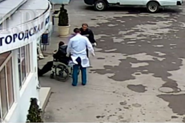 В Ростове-на-Дону врачи оставили пенсионера умирать на улице