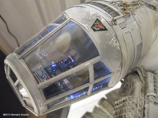 Суперреалистичный космический корабль «Тысячелетний сокол» из бумаги