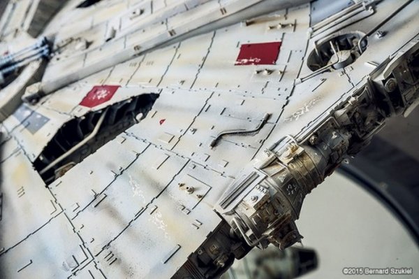 Суперреалистичный космический корабль «Тысячелетний сокол» из бумаги