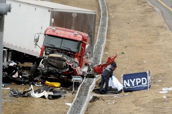 В Нью-Йорке выпившие полицейские попали в серьезное ДТП, есть погибшие