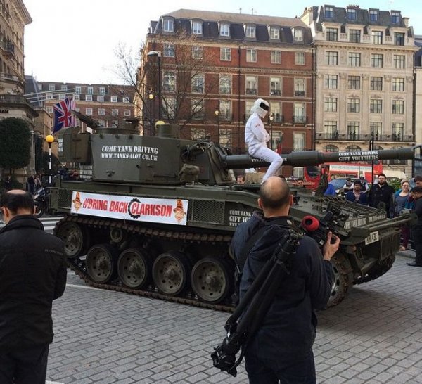 К штаб-квартире BBC подогнали танк и передали миллион подписей в поддержку Джереми Кларксона