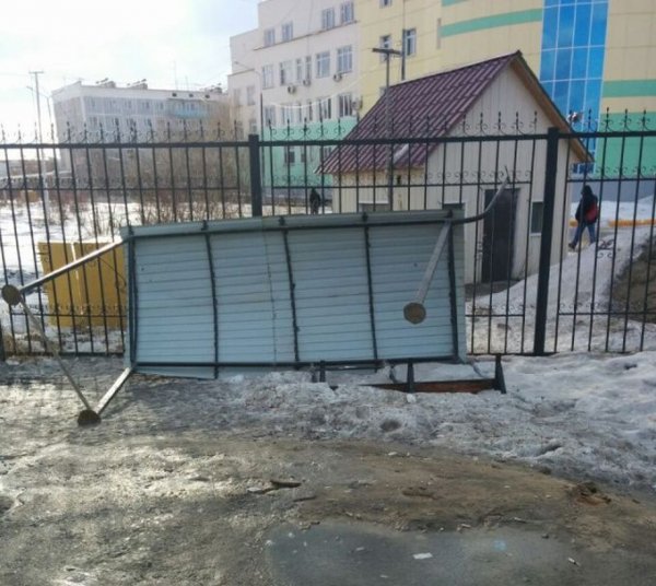 В Якутске устраняют последствия сильного ветра