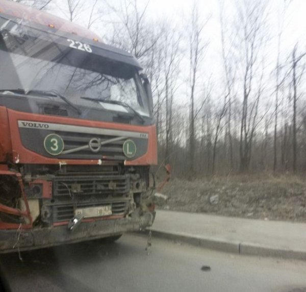 Из-за водителя, пытавшегося проскочить на красный свет, в Санкт-Петербурге произошло массовое ДТП