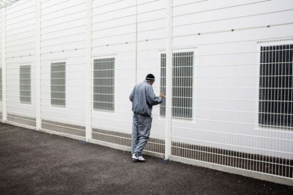 Жизнь французских заключенных в фотопроекте Грегуара Корганова