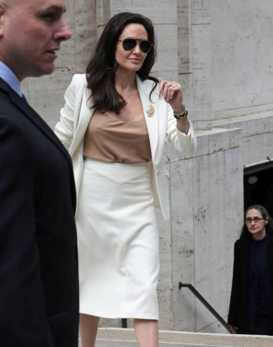 Анджелина Джоли порадовала мужчин на заседании ООН очертаниями своей груди