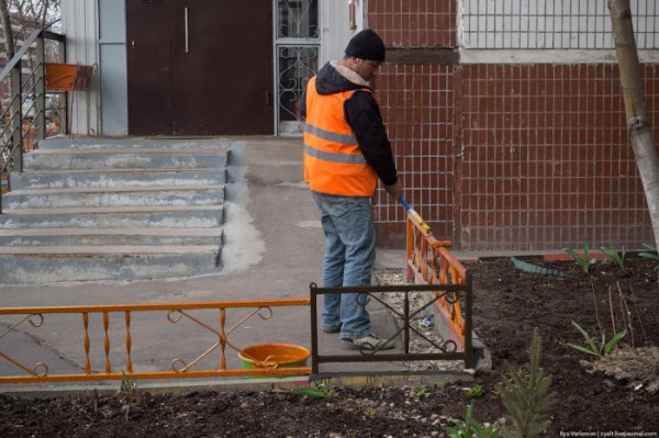 В Москве появляются ограды и бордюры, выполненные в цветах георгиевской ленточки
