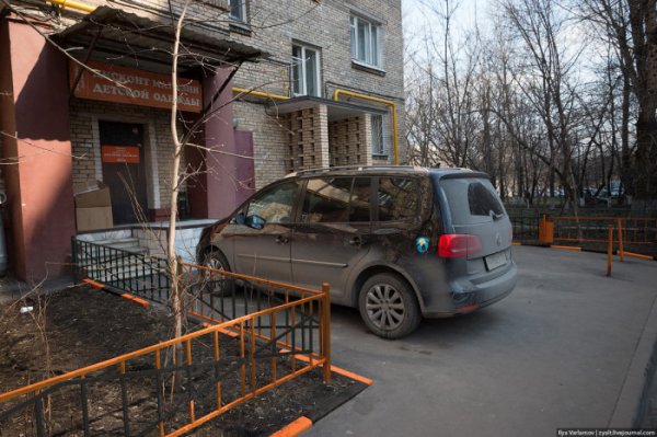 В Москве появляются ограды и бордюры, выполненные в цветах георгиевской ленточки