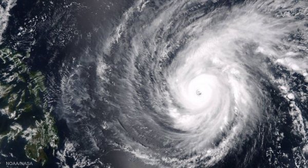 Астронавты МКС сделали снимки тайфуна «Майсак»
