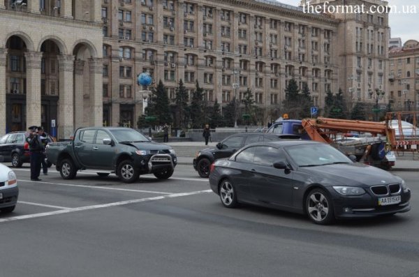В Киеве бойцы батальона «Азов» врезались в бронированное BMW Алексея Порошенко