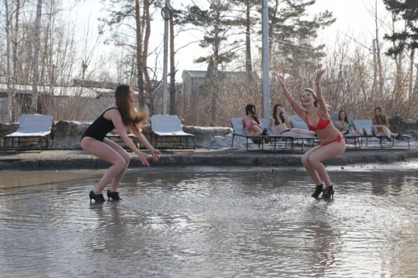 Девушки из Новосибирска решили привлечь внимание к дорожной проблеме, позагорав у лужи