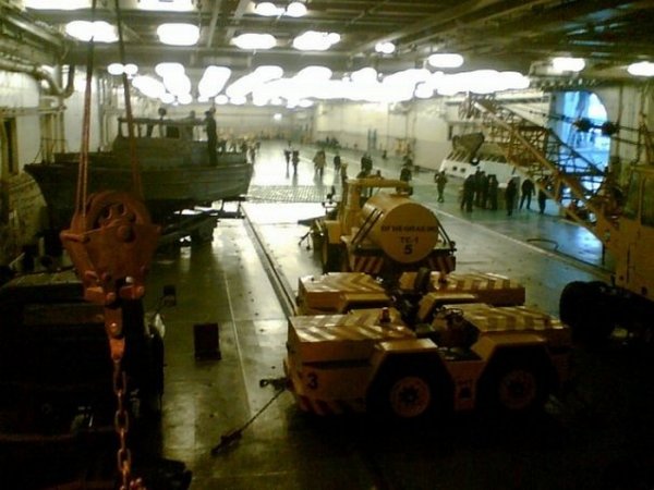 Какие автомобили можно встретить на борту авианосца «Адмирал Кузнецов»