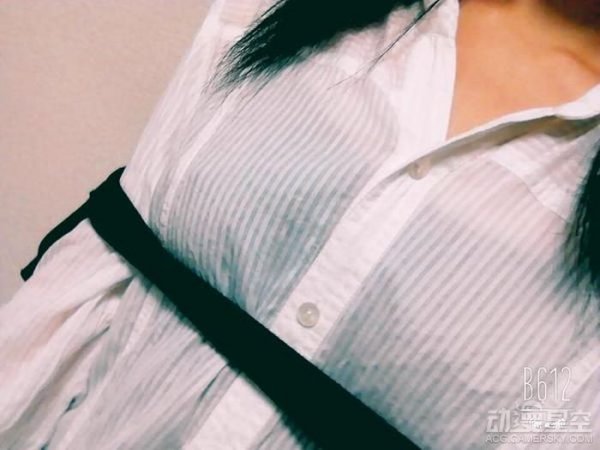 Синяя ленточка под грудью – новый модный тренд среди японок