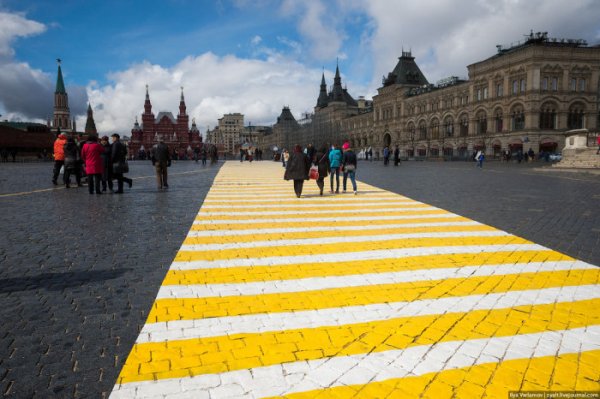 На Красной площади появились желто-белые «зебры»