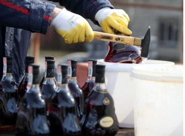 В Латвии уничтожили 5 000 литров элитного алкоголя на сумму в 80 000 евро