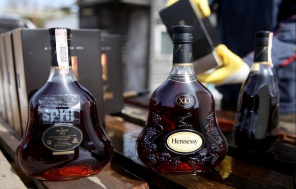 В Латвии уничтожили 5 000 литров элитного алкоголя на сумму в 80 000 евро