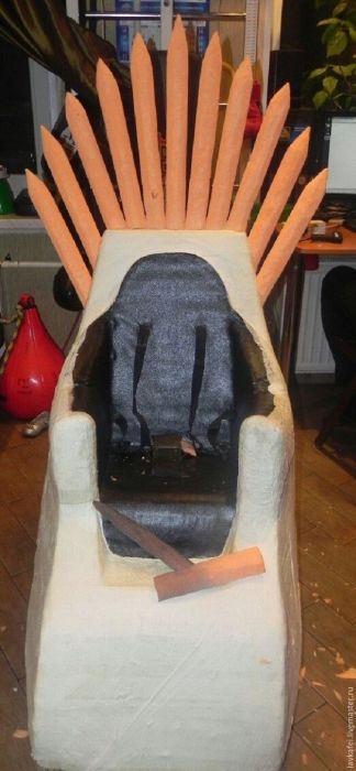 Фотоотчет и инструкция по созданию Железного трона из старой детской коляски