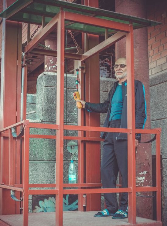 Челябинский пенсионер построил лифт для внуков-инвалидов