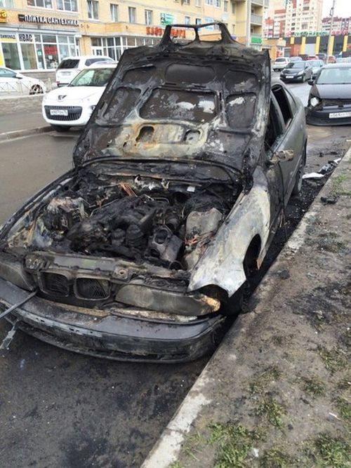 В Санкт-Петербурге потерпевшие избили пьяного водителя и сожгли его авто
