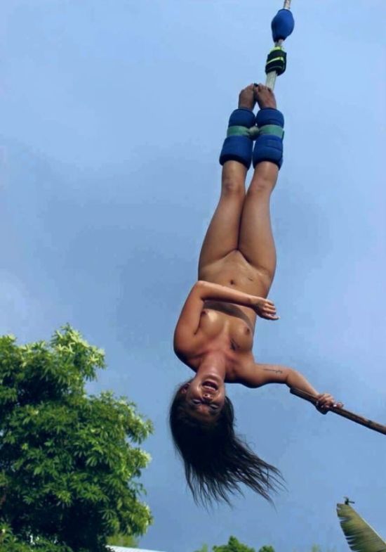 В Таиланде туристка из Гонконга совершила скандальный голый прыжок с тарзанки. НЮ