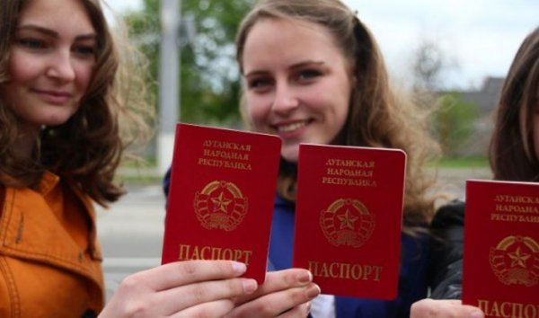 Юные граждане ЛНР первыми получили паспорта молодой республики