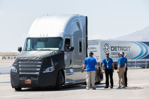 Премьера самоуправляемого грузового автомобиля от концерна Daimler