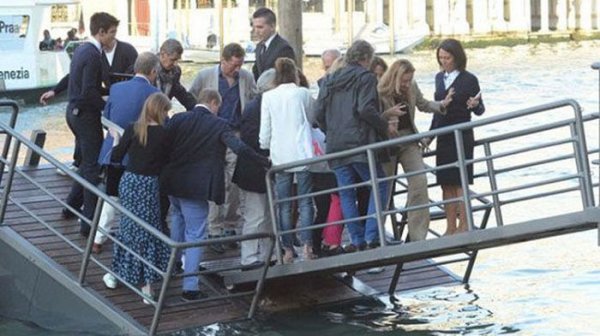 Компания венецианских модников неожиданно искупалась в Гранд-канале